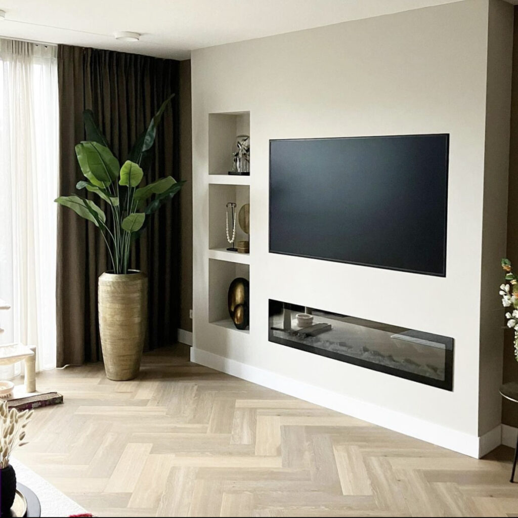 Elektrische sfeerhaard ingebouwd in cinewall Elektrische sfeerhaard gemonteerd in cinewall met vakken.